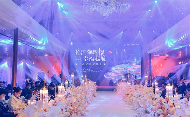 船于江中行，人在畫(huà)中游，是沉浸式郵輪婚禮給的浪漫